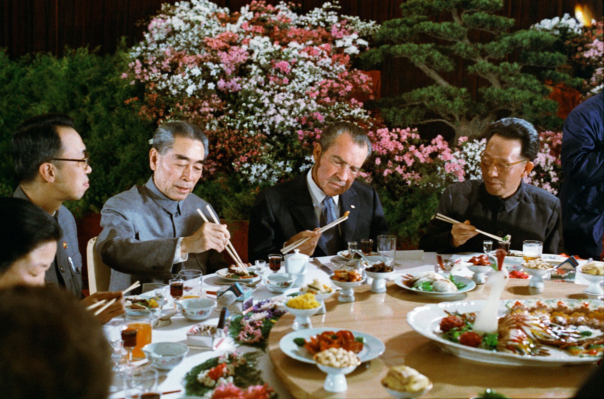President Richard Nixon using Chopsticks during a Chinese Banquet with Premier Chou En-lai of the People's Republic of China - DPLA - ff3a43d6286b26f6c1e5e700a8601ff9