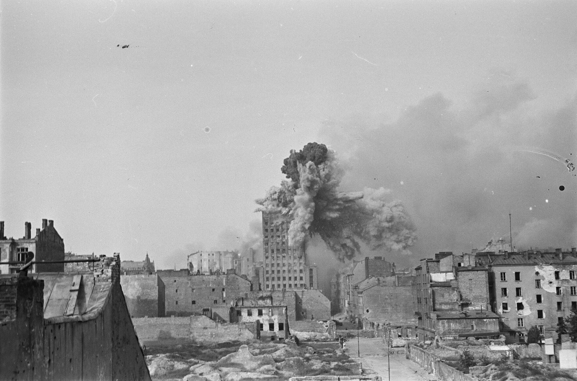 Warsaw Uprising - Prudential Hit - frame 2