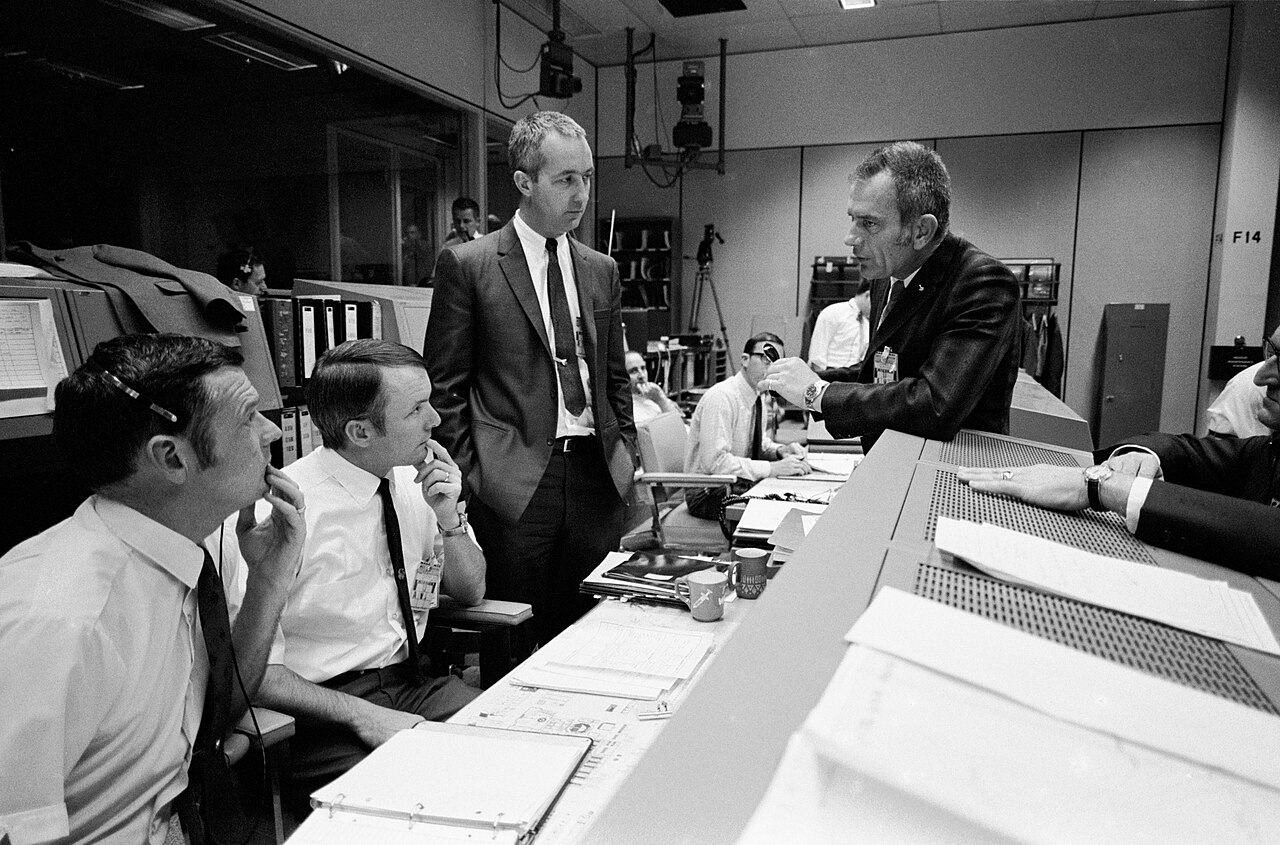 S70-35369 Mission Controllers Discuss the Return of Apollo 13