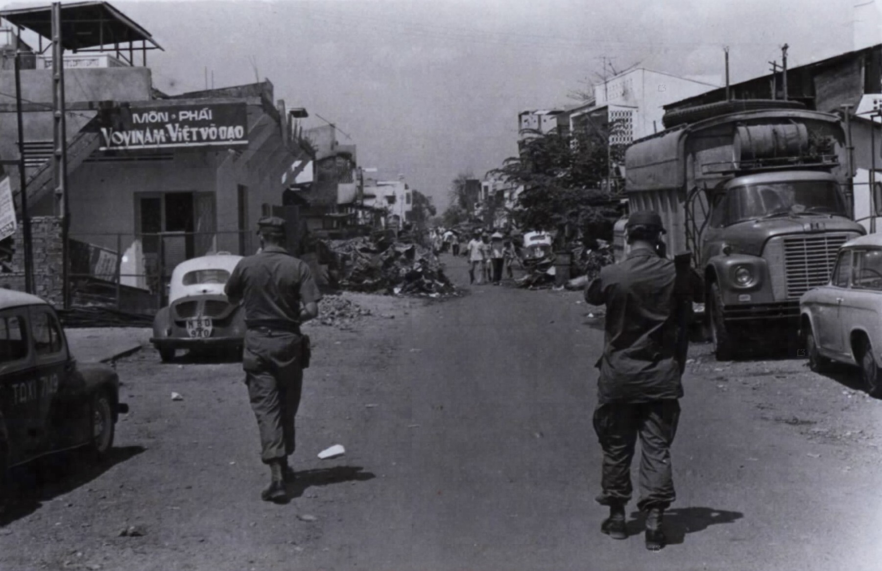 US military personnel walk through Cholon after the Tet Offensive