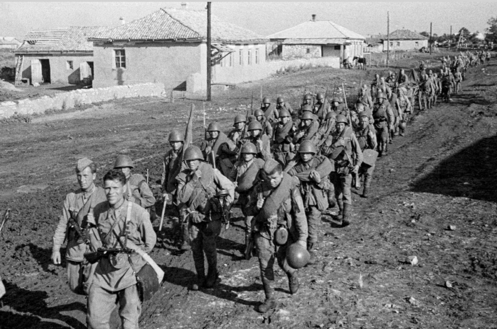 Soldiers with Stalingrad villages