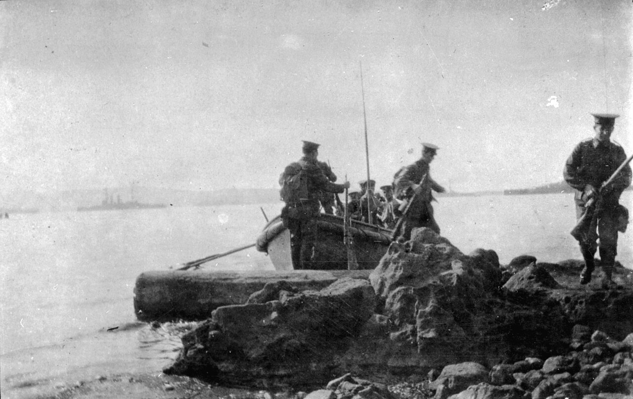 Soldiers landing at Gallipoli, 1915 (3465992091)