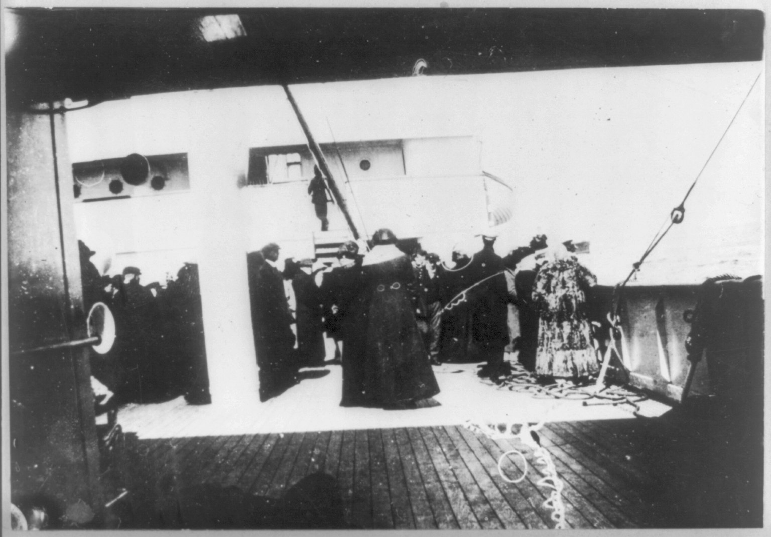 Survivors of TITANIC aboard CARPATHIA LCCN2001704332