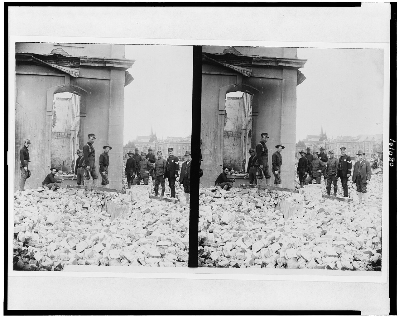 Soldiers and other men among ruins of San Francisco earthquake and fire LCCN90709773